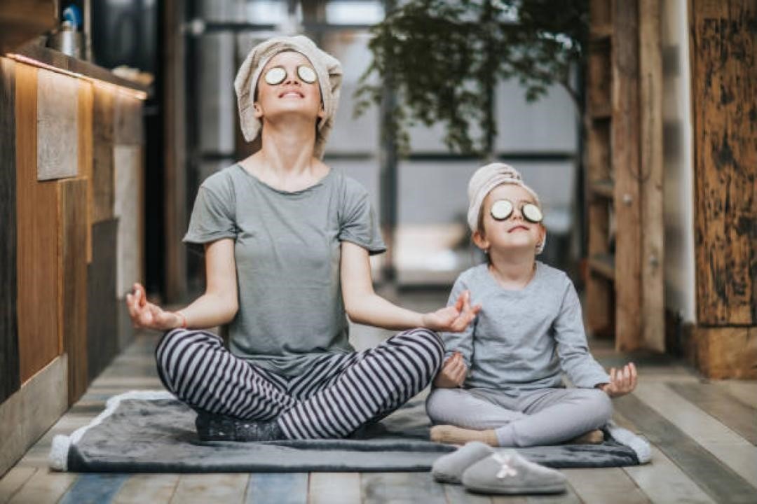 madre e hija meditando